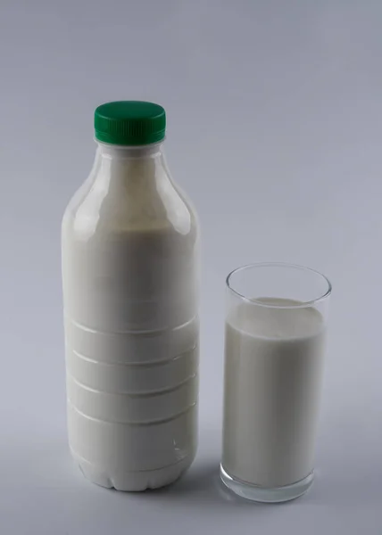 Botella Vaso Kéfir Yogur Leche Aislados Sobre Fondo Blanco Con — Foto de Stock