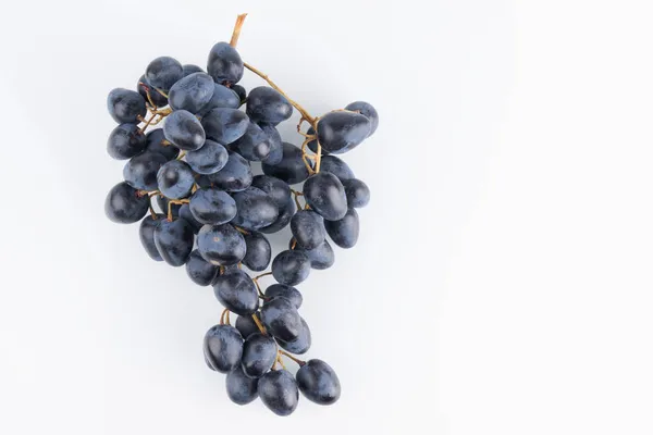 Bunch Black Grapes Isolated White Background Copy Space Clipping Path — Stock Photo, Image