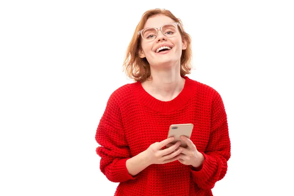 Щаслива Усміхнена Руда Дівчина Тримає Смартфон Руках Окулярах Червоний Одяг — стокове фото