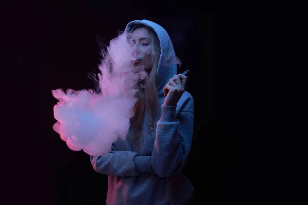 Porträt Der Schönen Blonden Mädchen Grauem Kapuzenpullover Raucht Vape Isoliert — Stockfoto