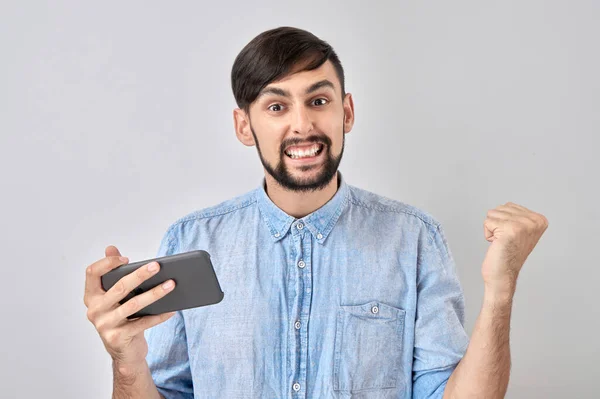 Šťastný Obličej Šťastný Muž Drží Mobilní Telefon Ruce Slaví Vítězství — Stock fotografie