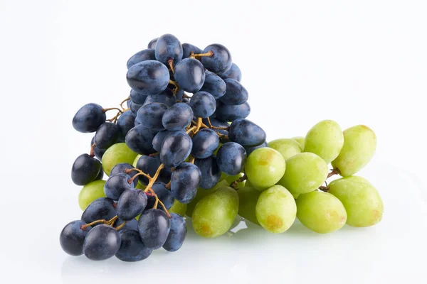 Зібрання Чорно Зеленого Винограду Ізольовані Білому Тлі Копіювальним Простором Відсічним — стокове фото
