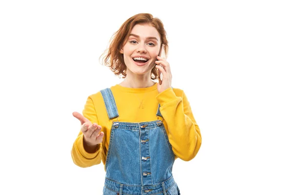 Glada Leende Rödhårig Flicka Talar Smartphone Gula Kläder Isolerad Vit — Stockfoto