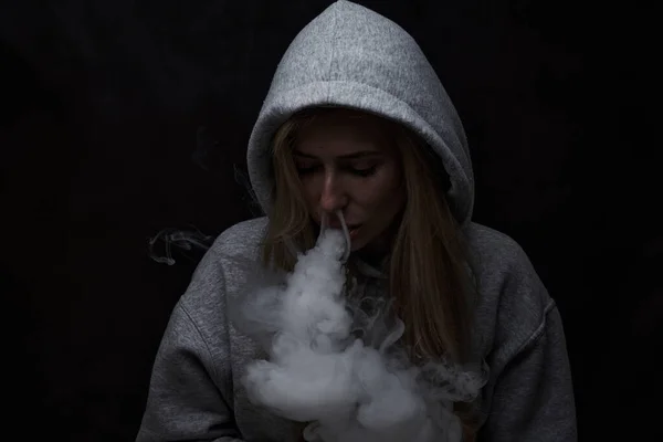 Ritratto Bella Ragazza Bionda Con Cappuccio Grigio Fuma Vaporizzatore Isolato — Foto Stock