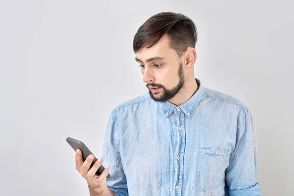 Ernstige Pensive Gezicht Man Met Mobiele Telefoon Denken Geïsoleerd Witte — Stockfoto