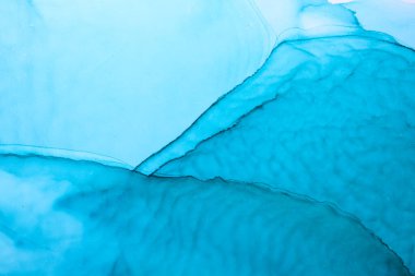 Soyut lacivert okyanus gökyüzü suluboya arka plan. çivit mavisi boya lekeleri, lekeler, su dalgaları, lüks sıvı sıvı duvar kağıdı.