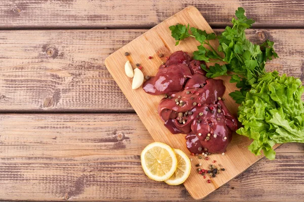 Hígado Pollo Crudo Una Tabla Madera Bellamente Servido Con Pimienta — Foto de Stock