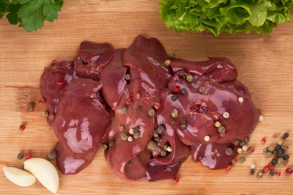 Hígado Pollo Crudo Una Tabla Madera Bellamente Servido Con Pimienta — Foto de Stock