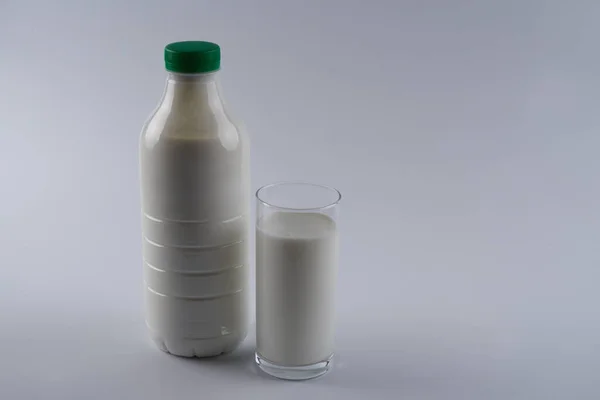 Flasche Und Glas Kefir Joghurt Oder Milch Isoliert Auf Weißem — Stockfoto
