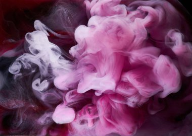 Siyah mürekkep arka planında pembe duman, renkli sis, soyut girdap dokunuşu okyanus denizi, akrilik boya pigmenti su altında