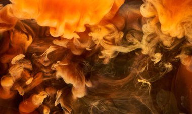 Siyah mürekkep arka planında turuncu duman, renkli sis, soyut girdap gibi dönen okyanus denizi, akrilik boya pigmenti su altında.