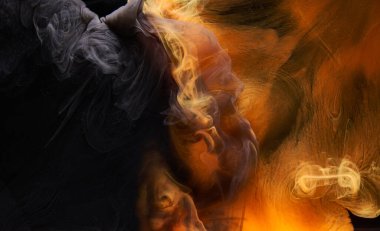 Siyah mürekkep arka planında turuncu duman, renkli sis, soyut girdap gibi dönen okyanus denizi, akrilik boya pigmenti su altında.