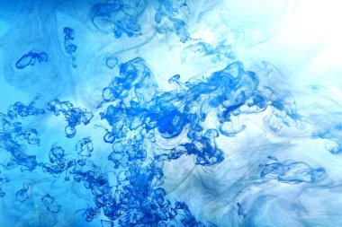 Beyaz mürekkep arka planında mavi duman, renkli sis, soyut girdap gibi dönen okyanus denizi, akrilik boya pigmenti su altında.