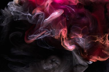 Siyah mürekkep arka planında pembe duman, renkli sis, soyut girdap dokunuşu okyanus denizi, akrilik boya pigmenti su altında
