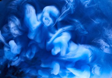 Siyah mürekkep arka planında mavi duman, renkli sis, soyut girdap gibi dönen okyanus denizi, akrilik boya pigmenti su altında.