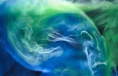 Siyah mürekkep arka planında mavi yeşil duman, renkli sis, soyut girdaplı okyanus denizi, akrilik boya pigmenti su altında