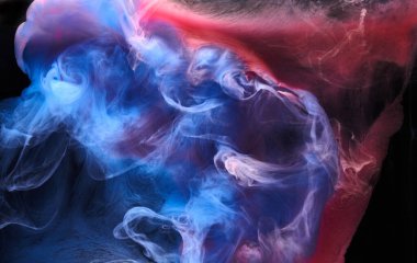 Siyah mürekkep arka planında mavi pembe duman, renkli sis, soyut girdap gibi dönen okyanus denizi, akrilik boya pigmenti su altında.