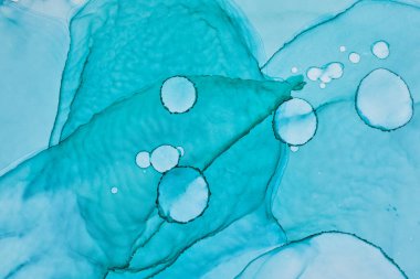 Soyut lacivert okyanus gökyüzü suluboya arka plan. çivit mavisi boya lekeleri, lekeler, su dalgaları, lüks sıvı sıvı duvar kağıdı.