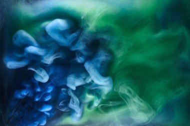 Siyah mürekkep arka planında mavi yeşil duman, renkli sis, soyut girdaplı okyanus denizi, akrilik boya pigmenti su altında