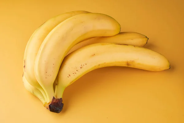 Manojo Plátanos Enteros Aislados Sobre Fondo Amarillo Con Espacio Para — Foto de Stock