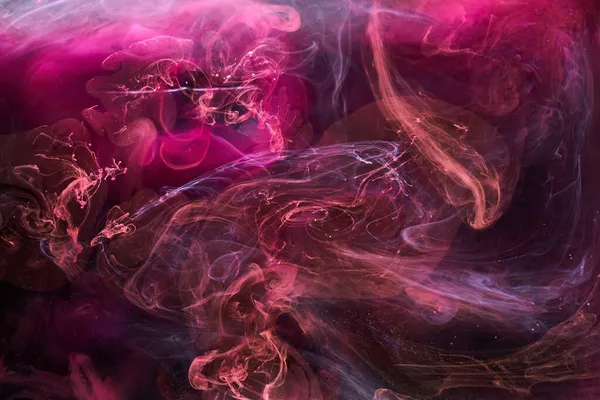 黒インクの背景にピンクの煙 カラフルな霧 抽象的な渦巻くタッチ海 アクリル絵具顔料水中 — ストック写真