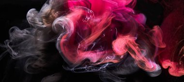 Siyah mürekkep arka planında pembe duman, renkli sis, soyut girdap dokunuşu okyanus denizi, akrilik boya pigmenti su altında