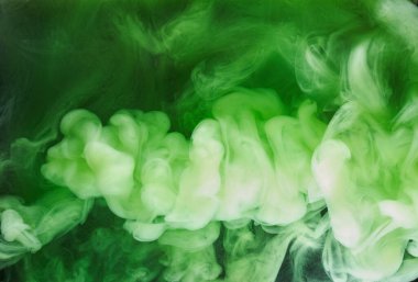 Siyah mürekkep arka planında yeşil duman, renkli sis, soyut girdaplı zümrüt okyanus denizi, su altında akrilik boya pigmenti