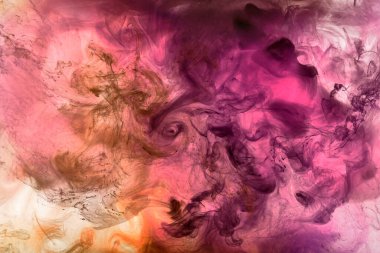 Siyah mürekkep arka planında pembe duman, renkli sis, soyut girdap dokunuşu okyanus denizi, akrilik boya pigmenti su altında