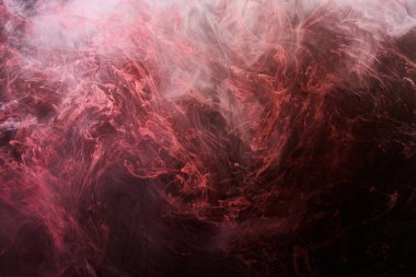 Siyah mürekkep arka planında pembe duman, renkli sis, soyut girdap dokunuşu okyanus denizi, akrilik boya pigmenti su altında
