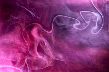 Siyah mürekkep arka planında pembe duman, renkli sis, soyut girdap dokunuşu okyanus denizi, akrilik boya pigmenti su altında