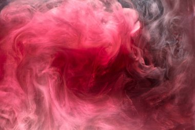 Siyah mürekkep arka planında pembe duman, renkli sis, soyut girdap dokunuşu okyanus denizi, akrilik boya pigmenti su altında