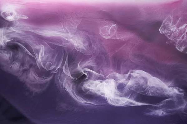 黒インクの背景に紫色の煙 カラフルな霧 抽象的な渦巻く紫色の海 アクリル塗料顔料水中 — ストック写真
