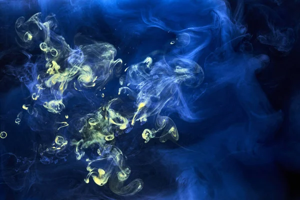Humo Azul Sobre Fondo Tinta Negra Niebla Colorida Mar Abstracto — Foto de Stock