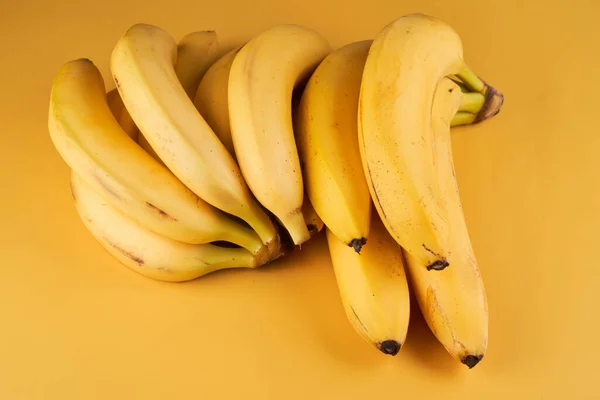 Bananes Entières Isolées Sur Fond Jaune Avec Espace Copie — Photo
