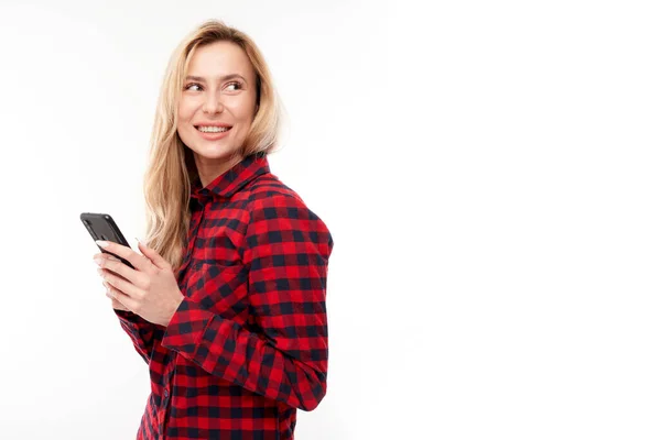 Vacker Blond Flicka Casual Tittar Smartphone Skärmen Och Ler Isolerad — Stockfoto