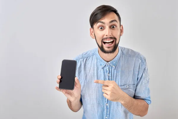 Cara Feliz Sonriente Hombre Señala Dedo Pantalla Blanco Teléfono Móvil —  Fotos de Stock