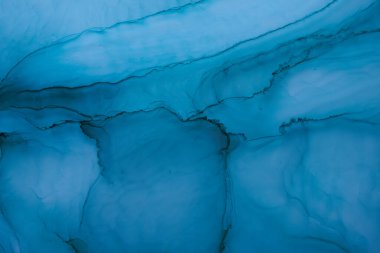 Soyut lacivert okyanus gökyüzü suluboya arka plan. çivit mavisi boya lekeleri, lekeler, su dalgaları, lüks sıvı sıvı duvar kağıdı.