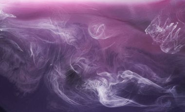 Siyah mürekkep arkaplanda mor duman, renkli sis, soyut girdap halinde mor okyanus denizi, su altında akrilik boya pigmenti.