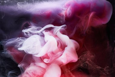 Siyah mürekkep arka planında pembe duman, renkli sis, soyut girdap dokunuşu okyanus denizi, akrilik boya pigmenti su altında