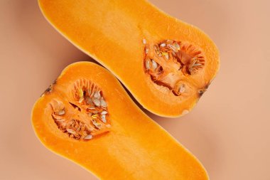 Dilimlenmiş olgun balkabağı turuncu arka planı kapat