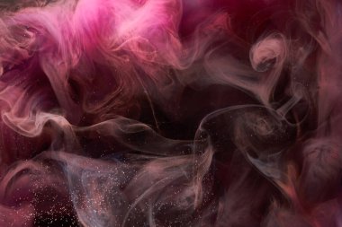 Siyah mürekkep arka planında pembe duman, renkli sis, soyut girdap dokunuşu okyanus denizi, akrilik boya pigmenti su altında
