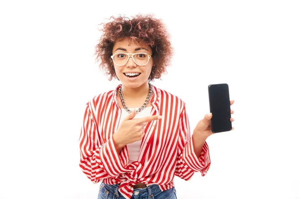 Feliz Chocado Encaracolado Caucasiano Menina Aponta Dedo Tela Branco Smartphone — Fotografia de Stock
