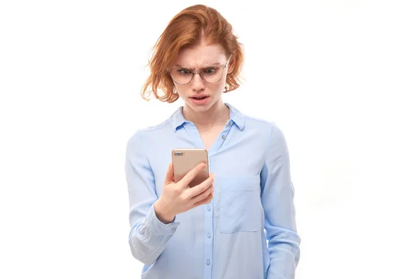 Pensive Tänkande Rödhårig Flicka Tittar Smartphone Skärm Med Upprörd Ansikte — Stockfoto