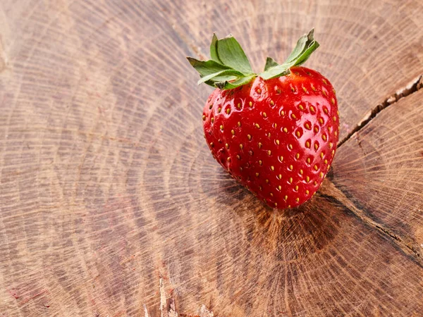 Rijp Verse Rode Aardbei Geïsoleerd Houten Achtergrond — Stockfoto