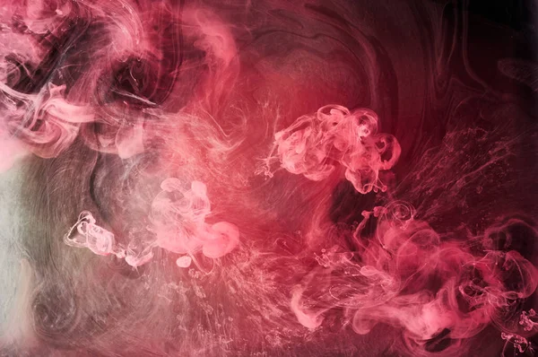 黒インクの背景にピンクの煙 カラフルな霧 抽象的な渦巻くタッチ海 アクリル絵具顔料水中 — ストック写真
