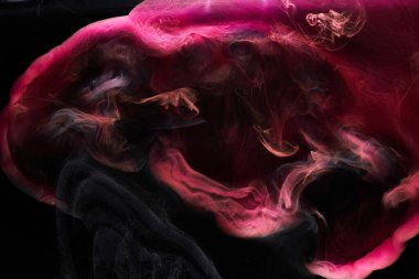 Siyah mürekkep arka planında pembe duman, renkli sis, soyut girdap dokunuşu okyanus denizi, akrilik boya pigmenti su altında