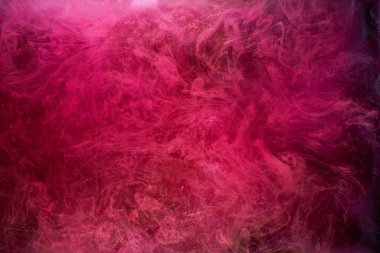 Siyah mürekkep arka planında pembe duman, renkli sis, soyut girdap dokunuşu okyanus denizi, akrilik boya pigmenti su altında