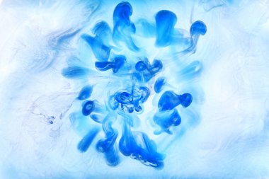 Beyaz mürekkep arka planında mavi duman, renkli sis, soyut girdap gibi dönen okyanus denizi, akrilik boya pigmenti su altında.