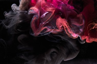 Siyah mürekkep arka planında pembe duman, renkli sis, soyut girdap dokunuşu okyanus denizi, akrilik boya pigmenti su altında