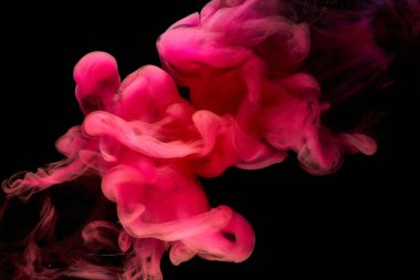 Siyah mürekkep arka planında pembe duman, renkli sis, soyut girdap dokunuşu okyanus denizi, akrilik boya pigmenti su altında